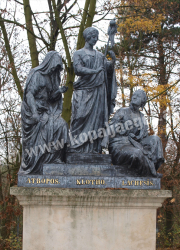 Parzen hinter dem Obelisken. Foto ECKEL