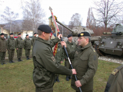 &Uuml;bergabe der Standarte des Panzerbataillon 10 an den Kommandanten der 3. PzGrenBrig 2006 in MAUTERN - Foto BMLV